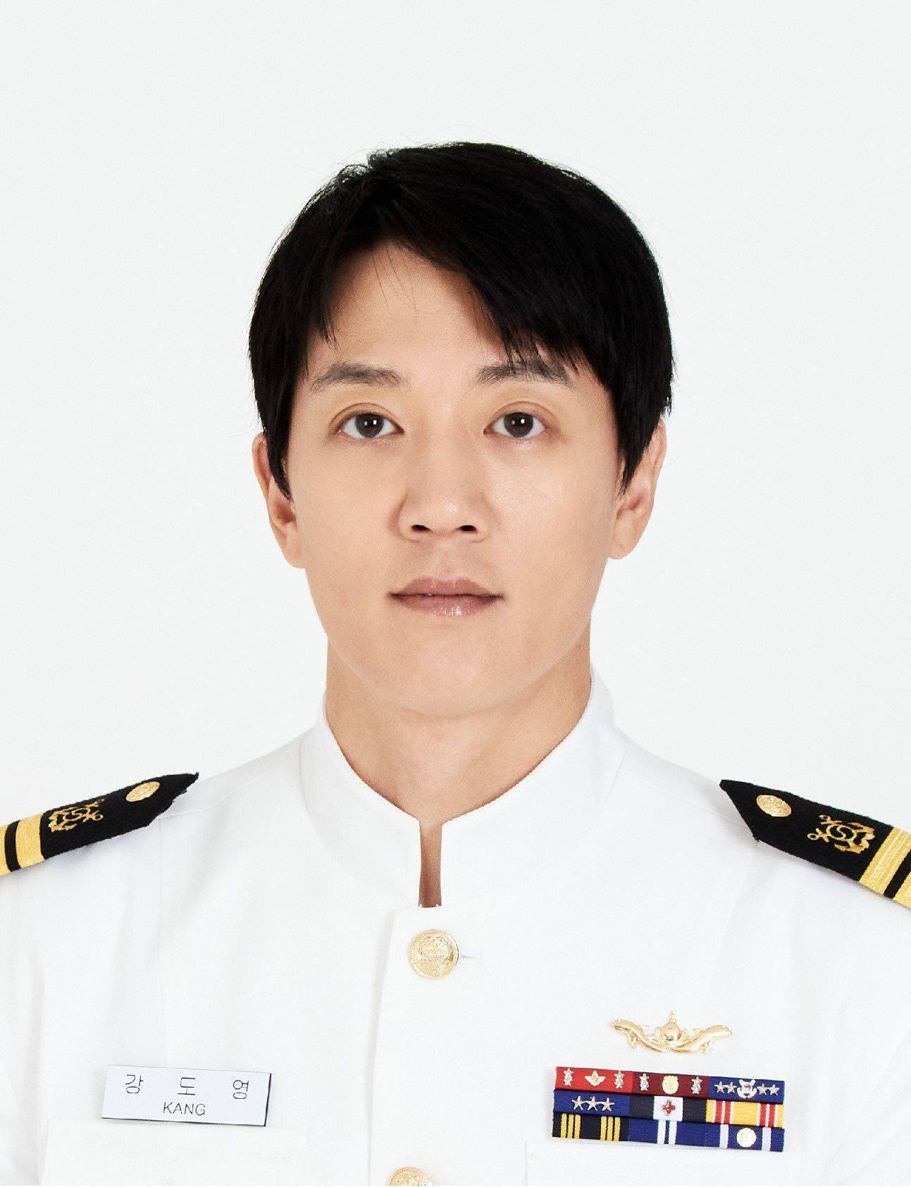 《分贝》曝李钟硕车银优等证件照_影片_海军_金来沅