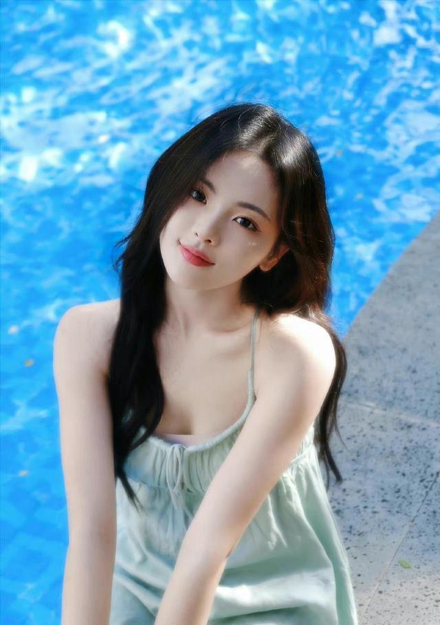 杨超越"泳装&_照片_泳池_阳光