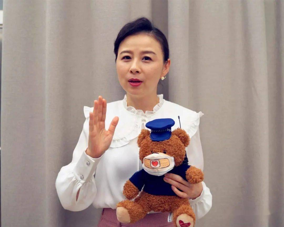 【明星说防范】周瑾说:"网上教你投资发财的恋人都是大尾巴狼"!