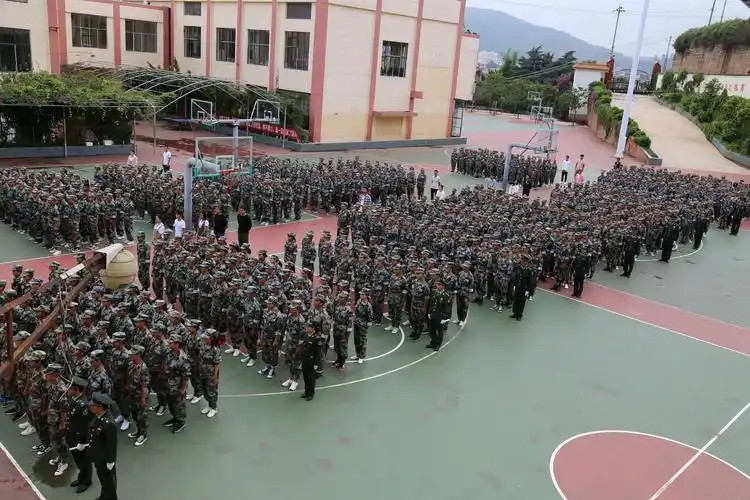 【松柏之志,经霜弥茂】——云南昆明工业学校隆重举行2019级新生军训