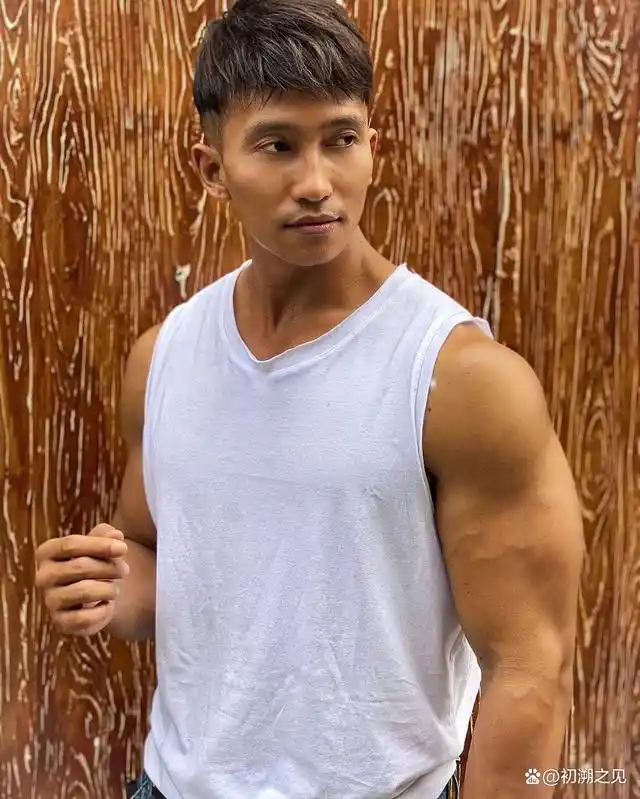 好爷们的肌肉帅哥身材杠杠的麒麟臂真的是好有力量让人心动