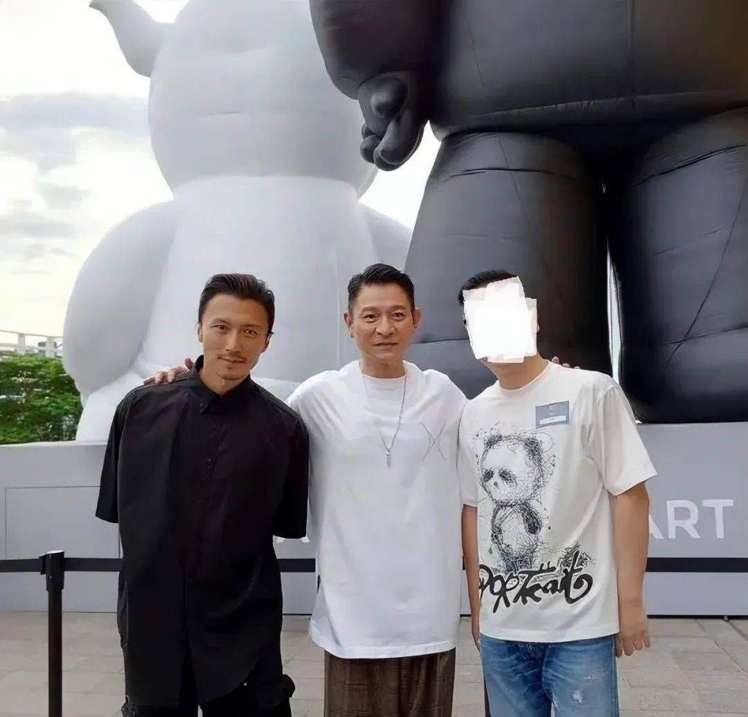 给谢霆锋庆生,闺蜜赵薇露面_生活_俞飞鸿_女性