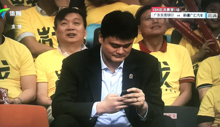 原创姚明在总决赛g1玩手机现场镜头给足5秒这位置有钱也买不到