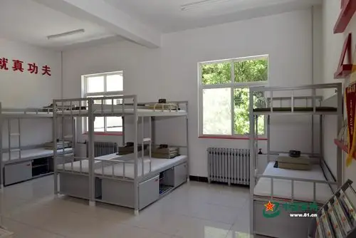 这是火箭军某部战士的宿舍,整齐划一,标准规范的内务建设,方便了官兵