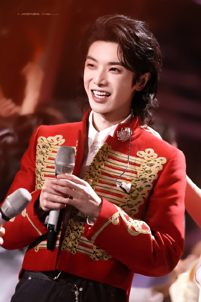 华晨宇 日出版向阳而生##华晨宇##没有华晨宇舞台的跨年是不完整的