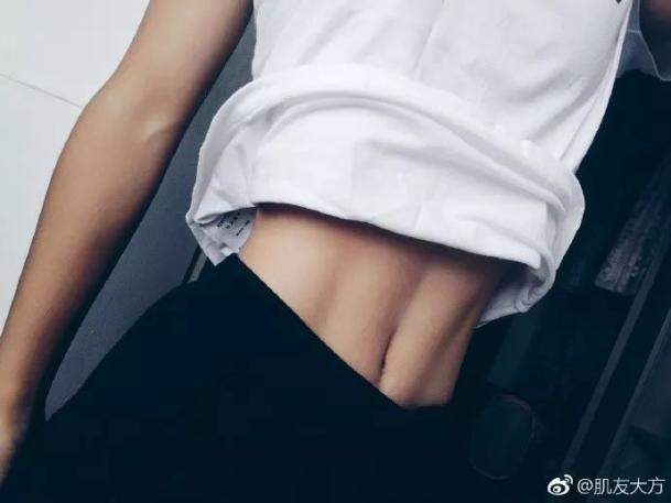 99年女生宿舍练出8块腹肌3亿网友都在馋她的身子