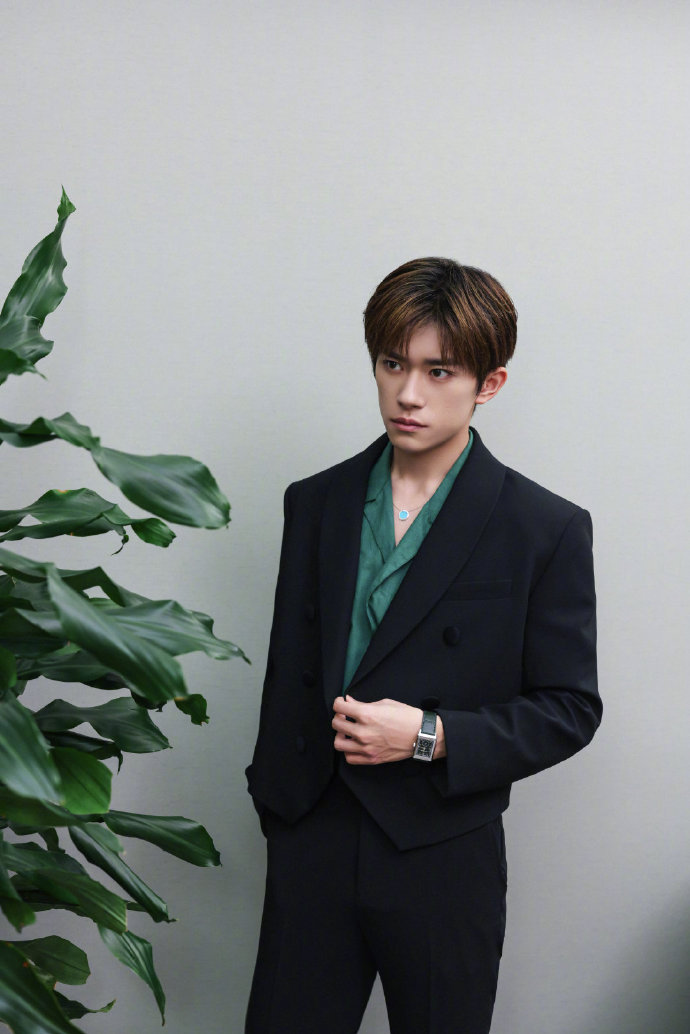 易烊千玺绿色衬衫黑西装造型