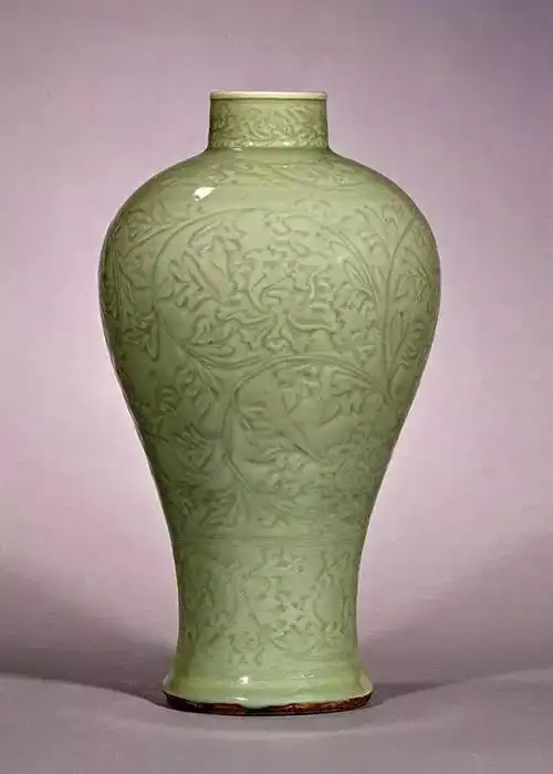 明永乐 龙泉窑刻缠枝花卉纹梅瓶明洪武-永乐 龙泉窑剔刻缠枝牡丹纹