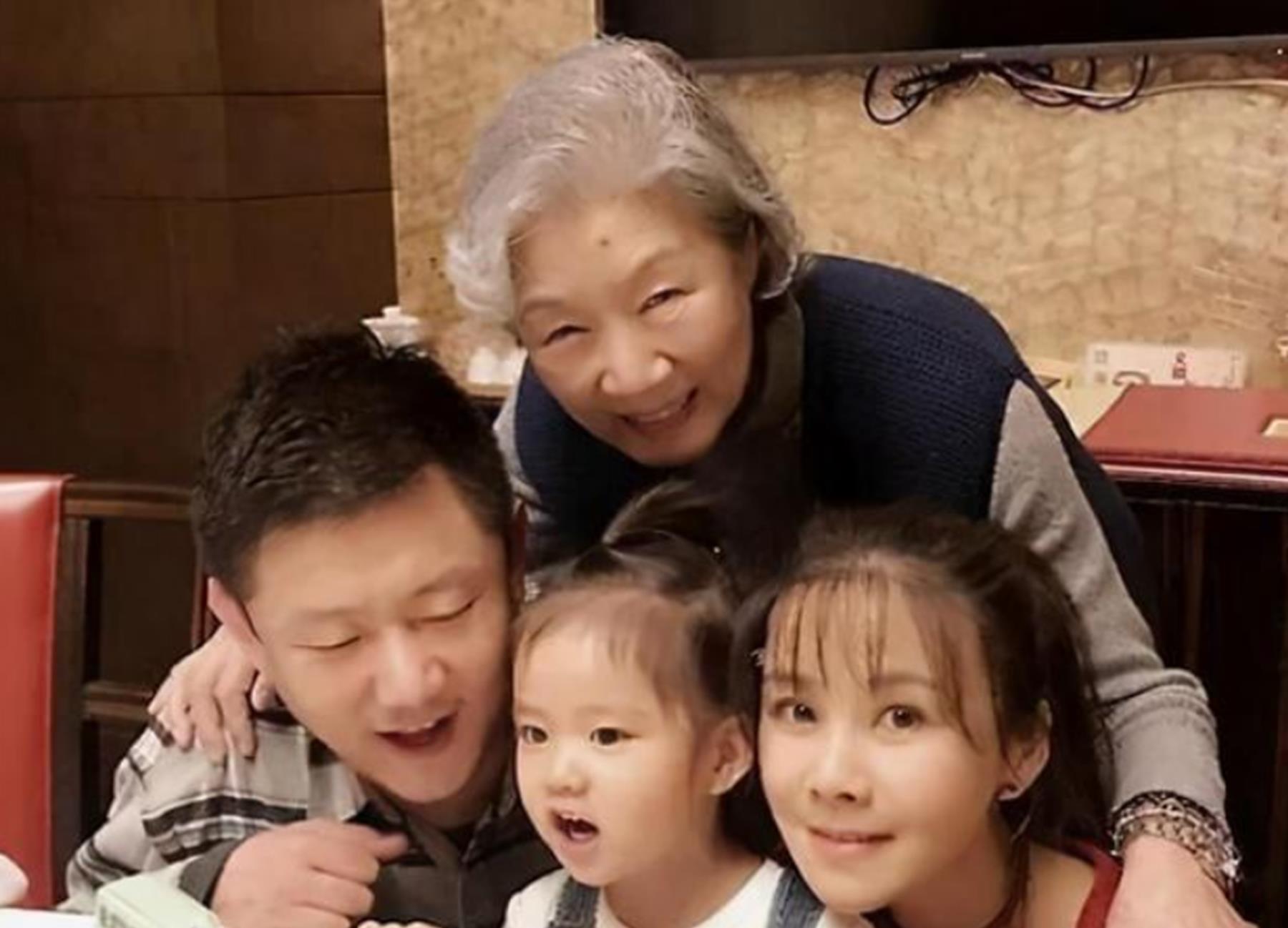 吕中儿媳何琳:亚洲第一个艾美奖影后,事业巅峰息影照顾4位老人_吕兵