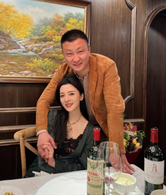 王励勤36岁前女友晒近照,分手后3年嫁2富豪,一家三口很幸福