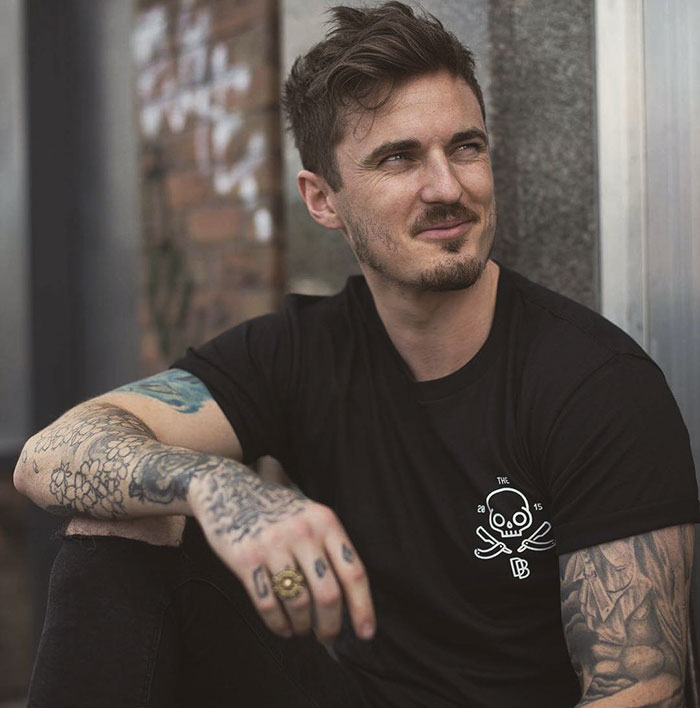 外国纹身师用高超技艺,拯救自残少女的手臂,解开抑郁症患者心结