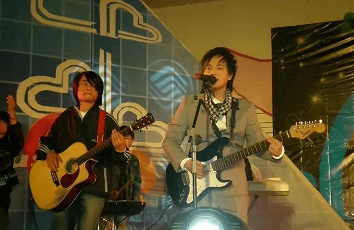 他是亚洲情歌王子,张信哲接班人,巅峰时消失,如今怎么样_音乐_郑源