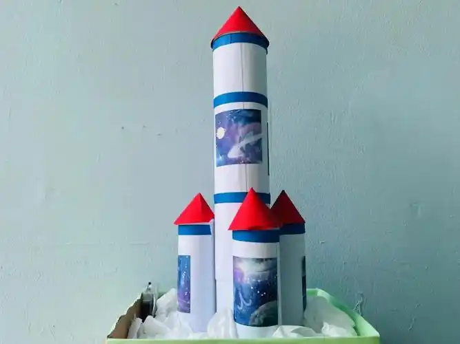 小朋友和爸爸妈妈利用身边的物品和废旧材料制作了各种航天航空的作品