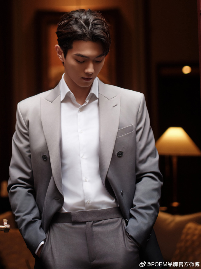 许凯soso演绎#poem高级定制 渐变灰调西装套装,自在探索,裁剪雅致