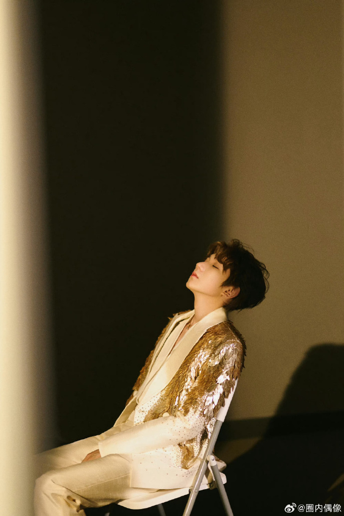 王源的头发飞起来了##王源t杂志封面