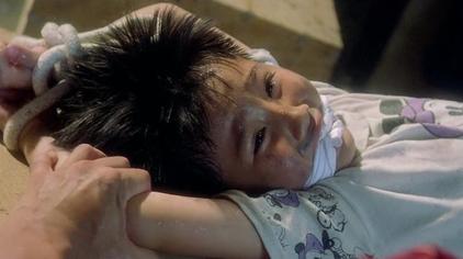 人贩子把小孩的手砍掉