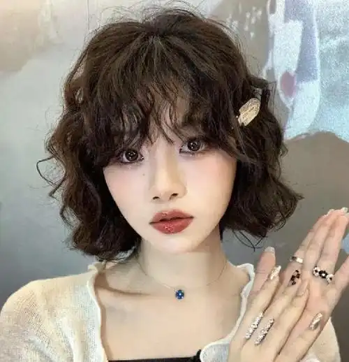 选择芭比烫发型的女生,建议刘海也一并烫了,龙须卷刘海更