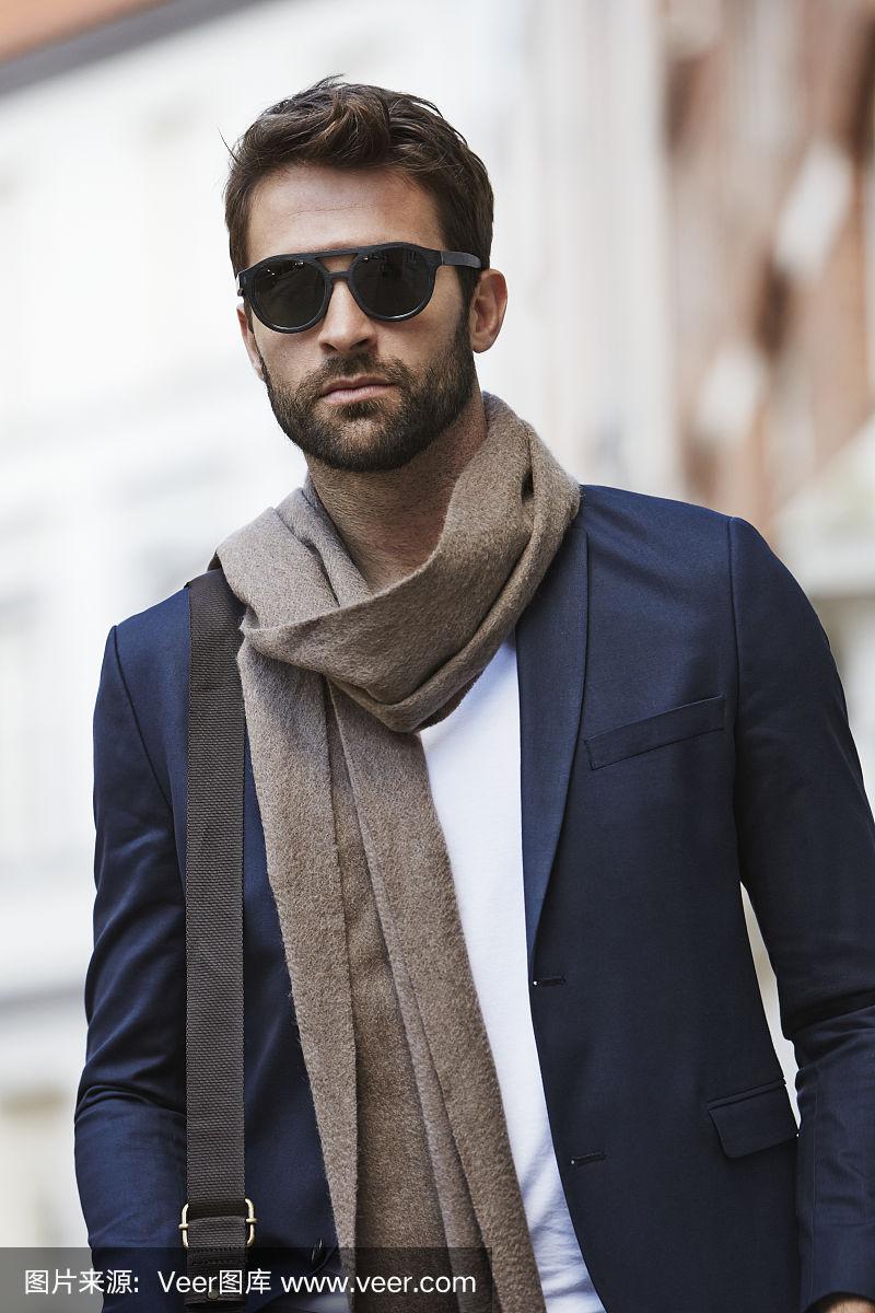 在城市里戴围巾穿西装的男人