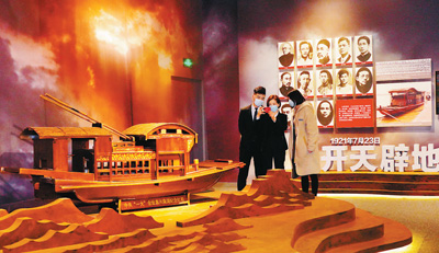 图为观众在博物馆参观中共一大会址嘉兴南湖红船模型.贺 勇摄