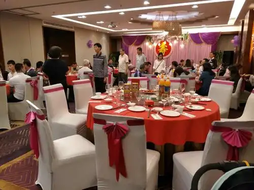 臻品轩婚礼会所:"帮爸爸办个61生日,六桌很喜庆哟,11月6号61岁6桌