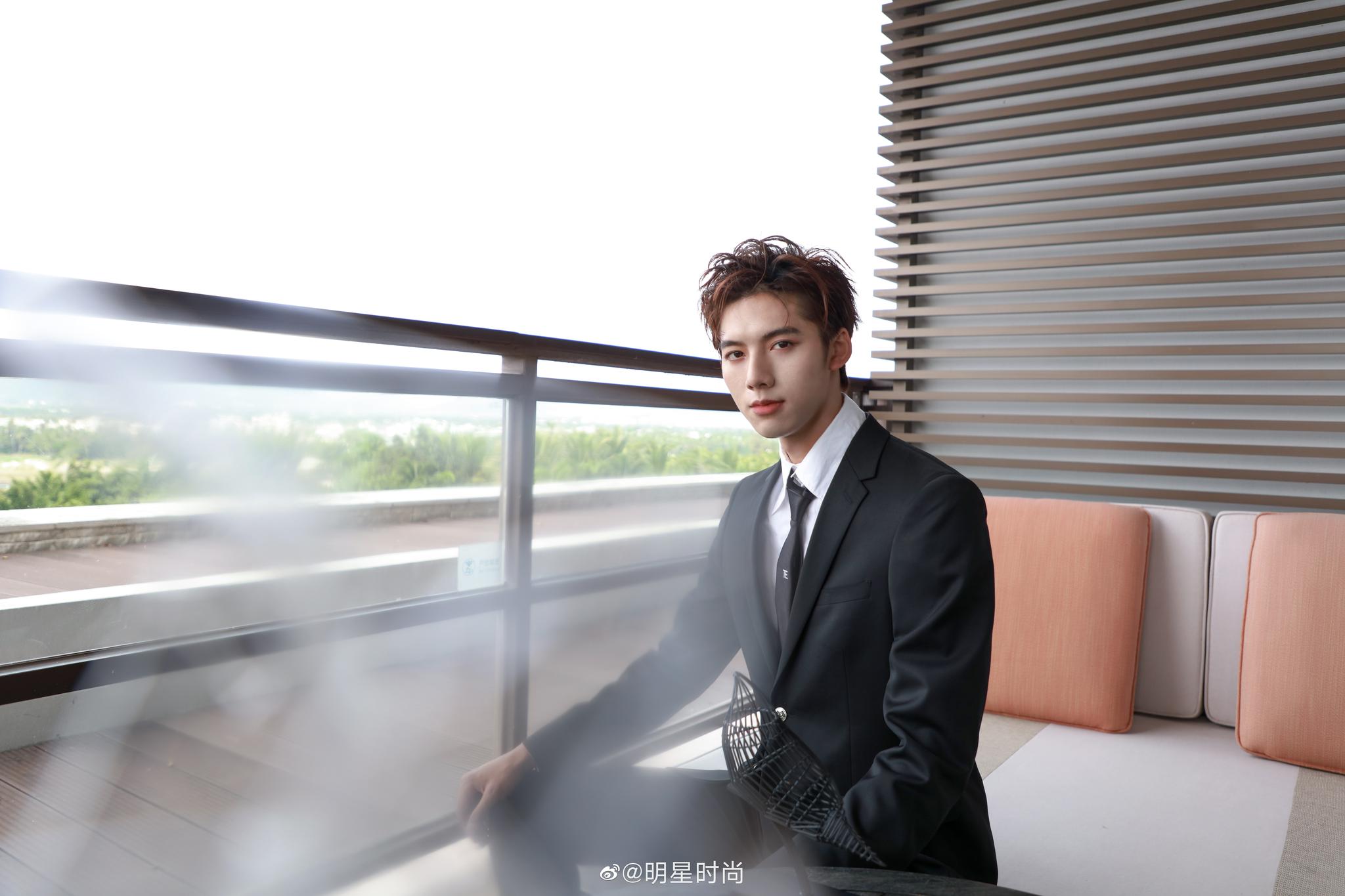 邓超元今天的红毯look,记忆中弟弟好像还是第一次穿这么正统的西装