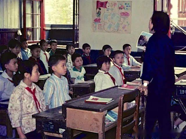 满满的回忆70年代的小学生老照片拍摄于1976年的上海