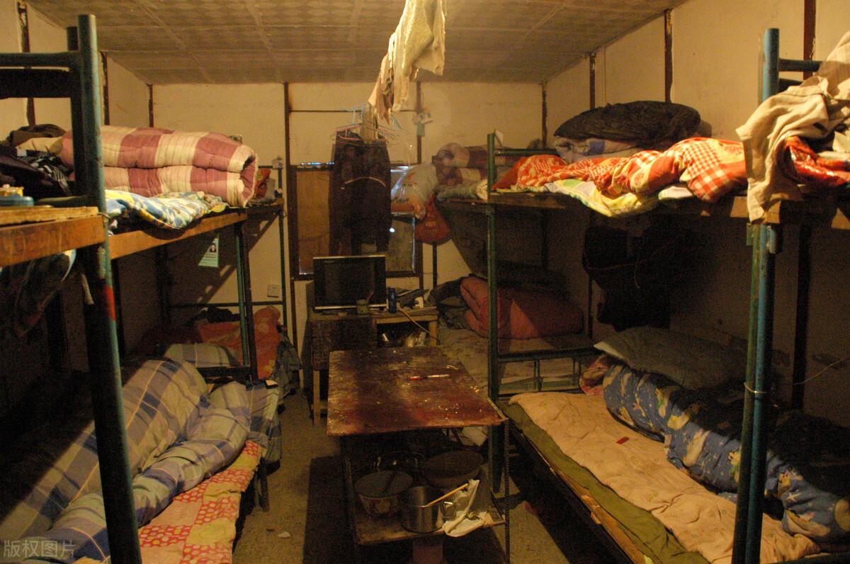 工地宿舍大混寝农民工夫妻档会尴尬吗