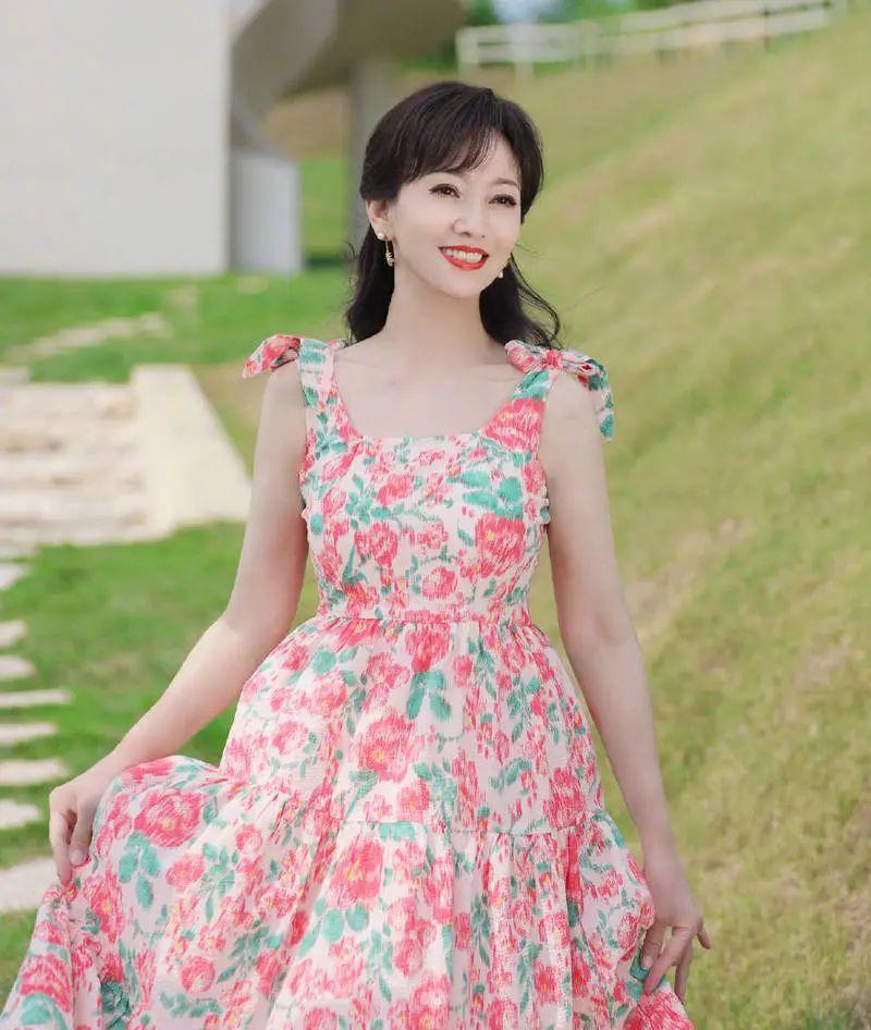 69岁赵雅芝穿碎花连衣裙重拾少女颜!你根本不会变老!_青春_魅力_人们