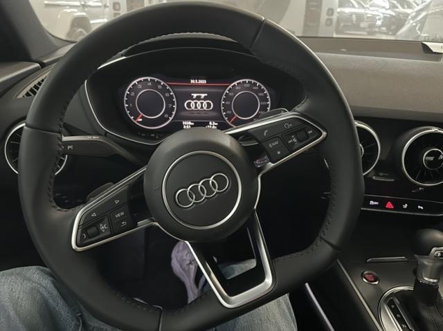 奥迪tt内饰在视觉效果上更为简约,棕色座椅与精致的中控台布局相比老