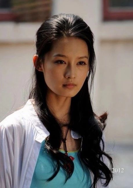 自爆最胖只有90斤,被韩国称为中国妖精,盘点李沁11年的容貌风采