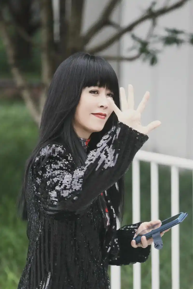 那英 #照片  "很奇怪,安静和热闹我都喜欢" - 抖音