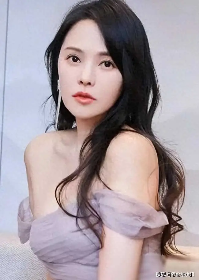 伊能静,作为娱乐圈的标杆之一,其早期的照片曝光后,让人直呼"还是原装