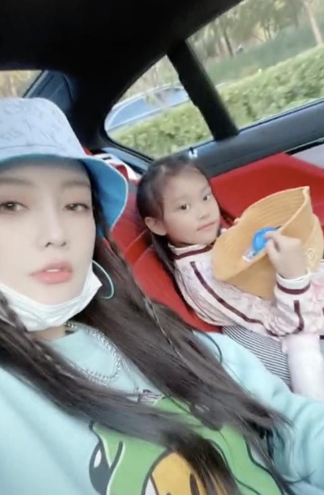 李小璐带女儿外出游玩,母女俩潮范儿十足,甜馨颜值越来越高