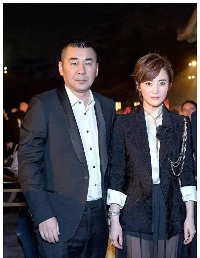 48岁的蒋勤勤带老公亮相,带火新穿法:上半身开会,下半身去约会_女性