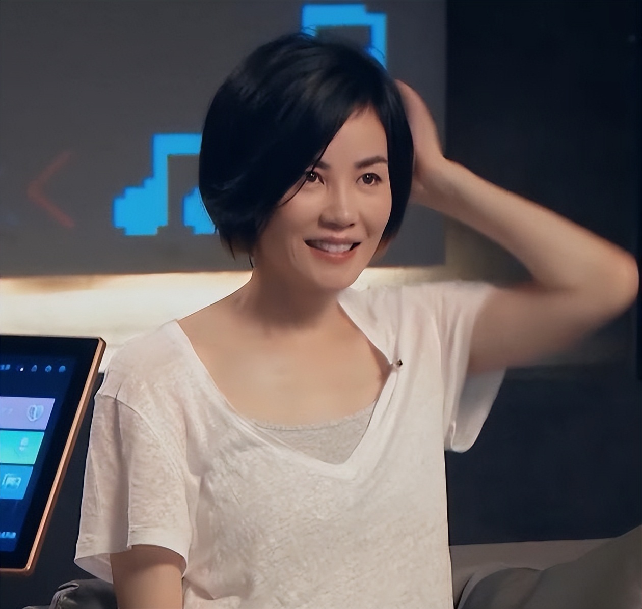 王菲低调复工,换新发型穿鹅黄色嫩得像小姑娘,全程紧张到扣手|小清新