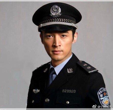 胡机长的证件照也依旧帅气