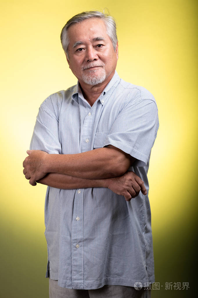 老人肖像孤立. 戴着白胡子的亚洲老人站在镜头前微笑.