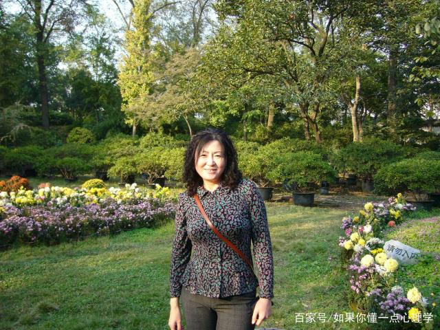 一个50岁的女人,显得十分老练,她经历过这3点,才会有这成长