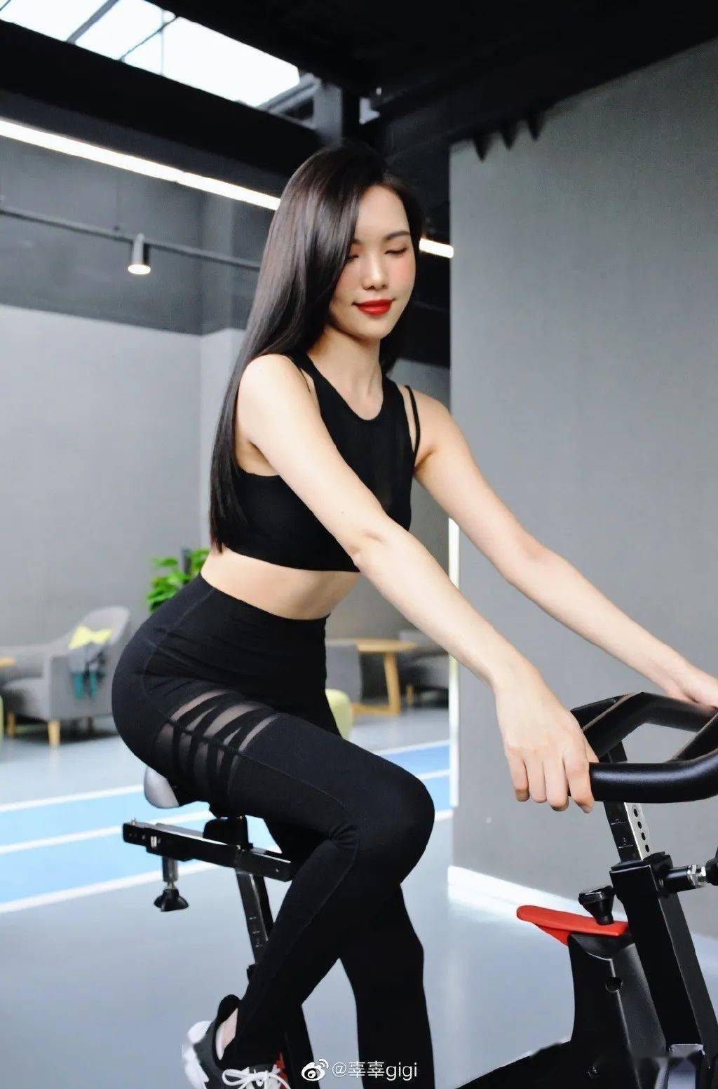 又甜又酷的国产健身女神狂秀身材07的腰臀比果然不一般网友我心动了