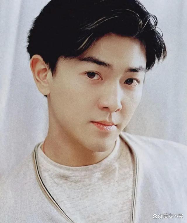 郑伊健演唱会穿裙子引热议,网友:当不了扛把子也不能当老妈子