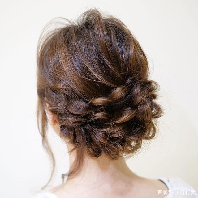当下特别流行的几款扎发发型,简单精致又减龄
