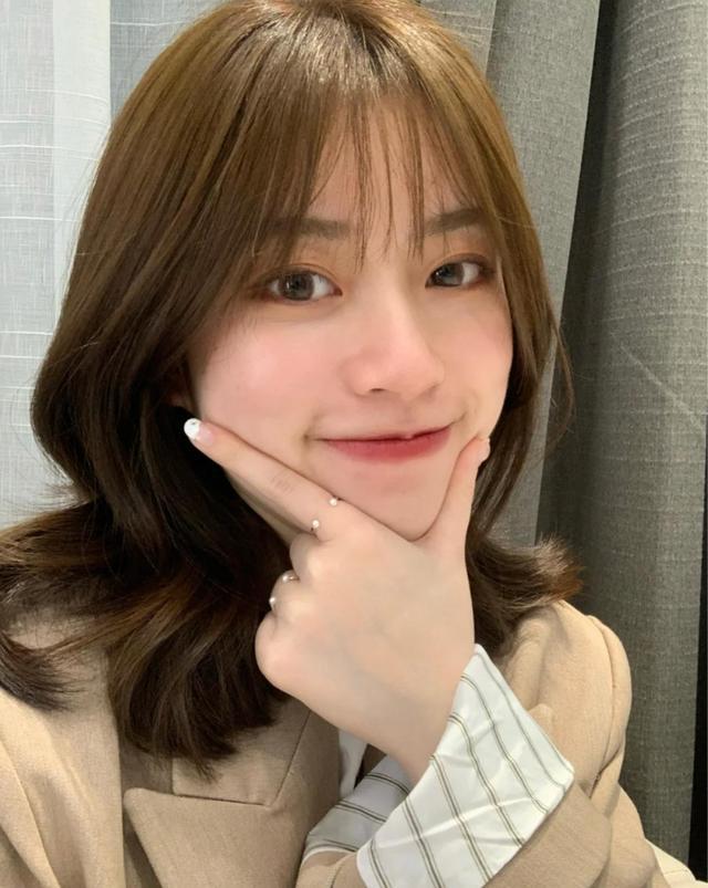 什么颜色显白适合黄皮肤头发(显白还减龄,随便打理都很洋气的发色)