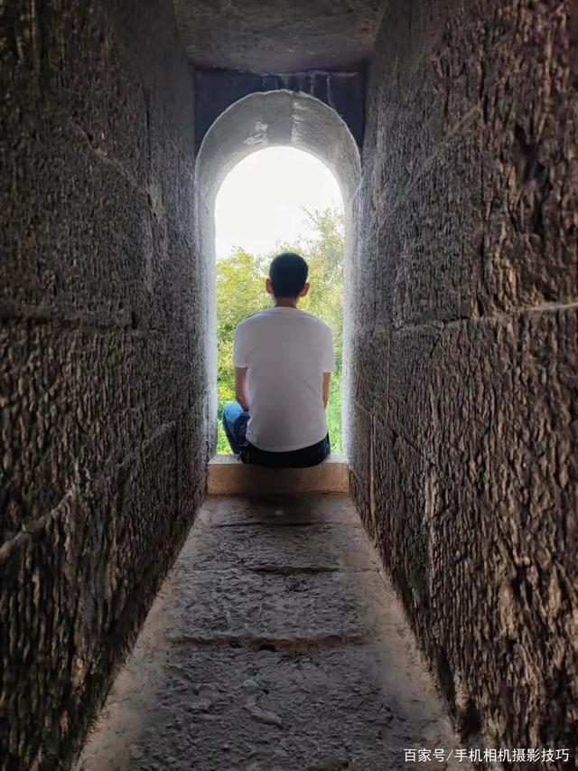 问题是这呆坐的背影,还是个大老爷们,寸头,白背心,牛仔裤,要动作