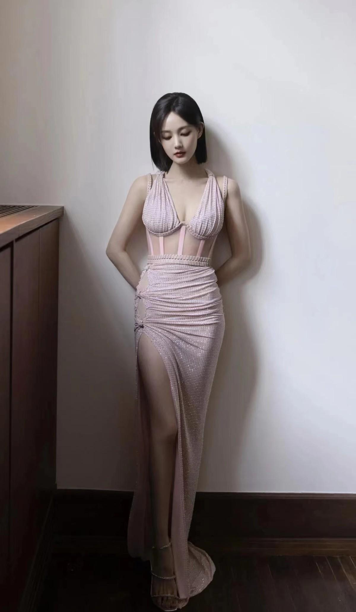 李一桐身材低调,挑战粉色低调连衣裙展现凹凸曲线,真是有趣_时尚_的