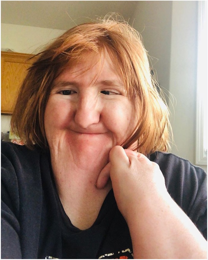 在被网友嘲笑"丑陋"之后,她发了一年的自拍来作为回应!_手机搜狐网