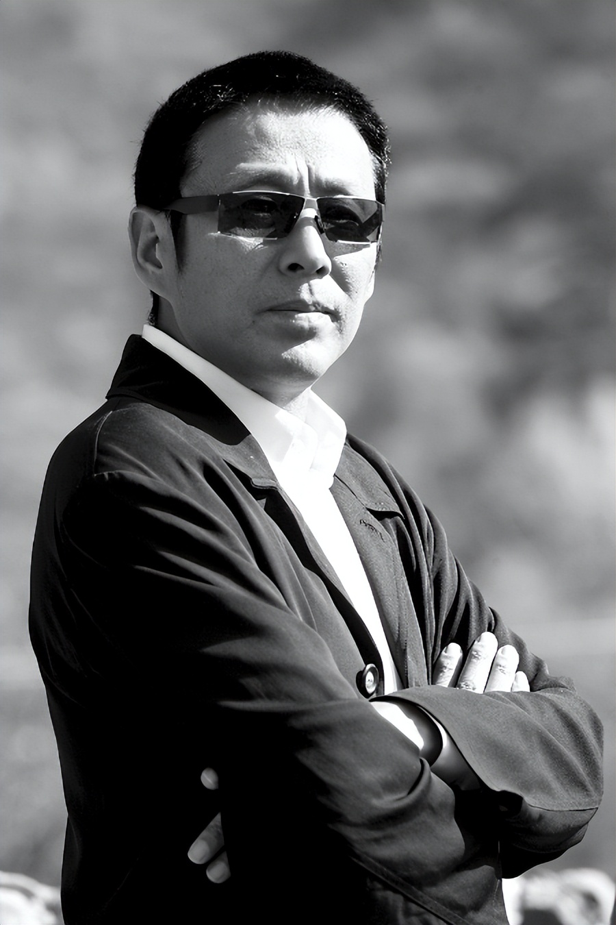 陈道明|67岁陈道明驾豪车聚餐,两鬓斑白男神魅力不减,与友交谈气场