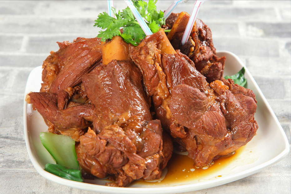 立秋后贴秋膘,有人喜欢吃红烧肉,有人喜欢吃炖排骨,我们家不同,酱大骨