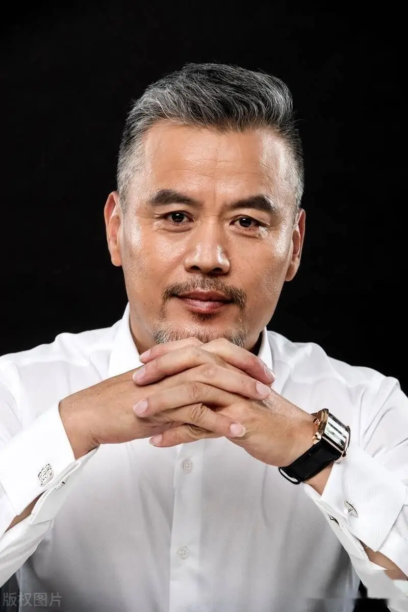 男人50岁后,如果头发稀疏的话,建议选这3种发型,帅气还显发量