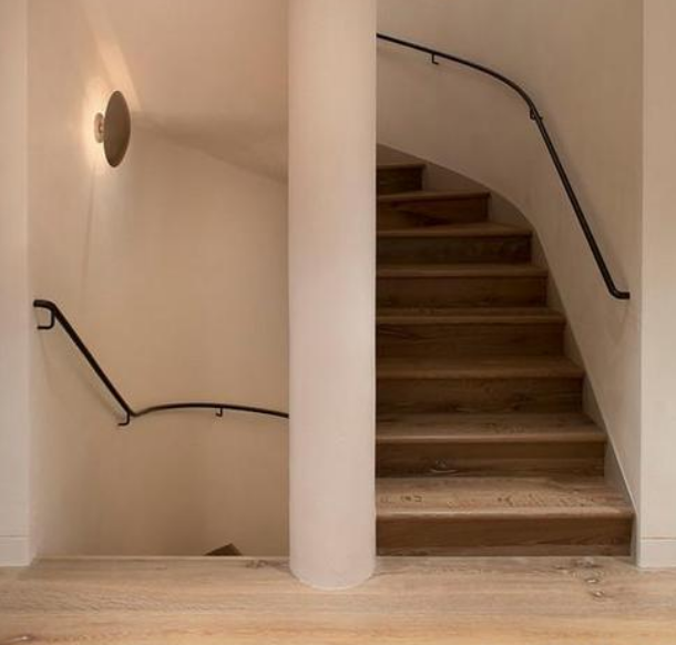 防烟楼梯间它的设置要求比较低,但是封闭式楼梯间比较复杂一点,设置