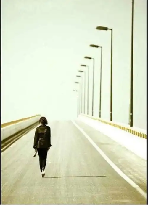 背影,往往是离别的银幕,面对亲人的依依不舍,朋友的眷恋而转身离去,是